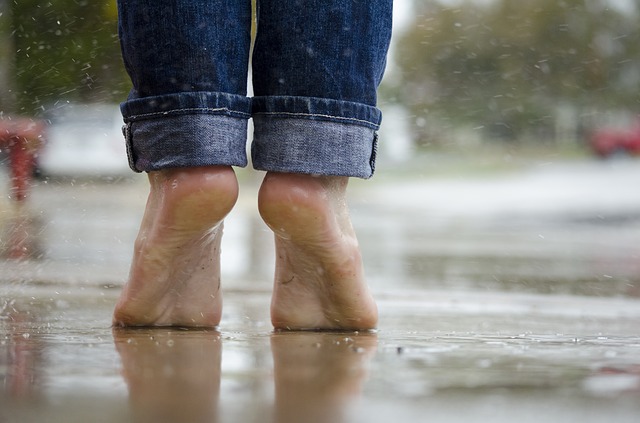 nohy v dešti