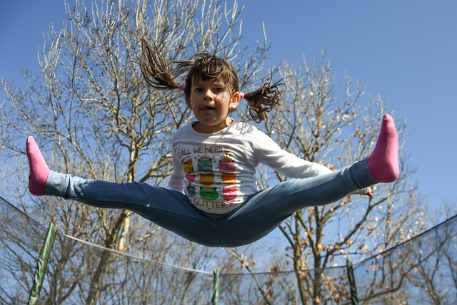 holčička skáče na trampolíně