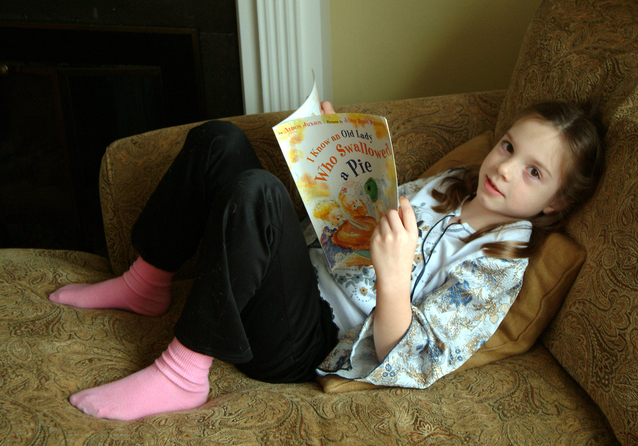 sedící dívka na pohovce při čtení.jpg