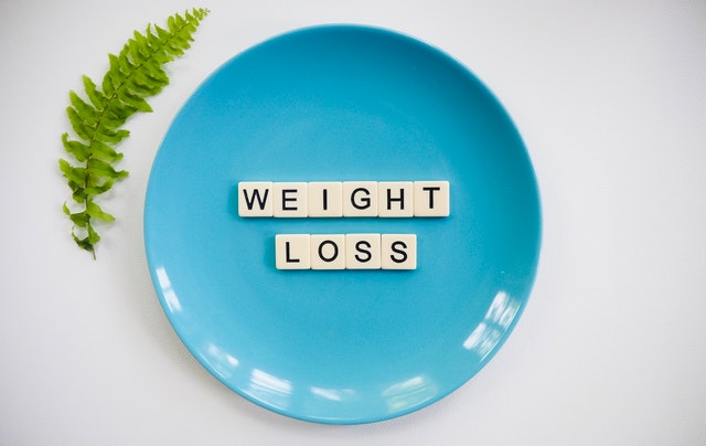 modrý talíř, kapradí, nápis „weight loss“
