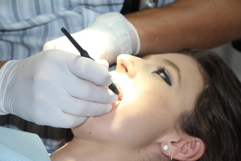 zubní lékař dělá prohlídku zubů
